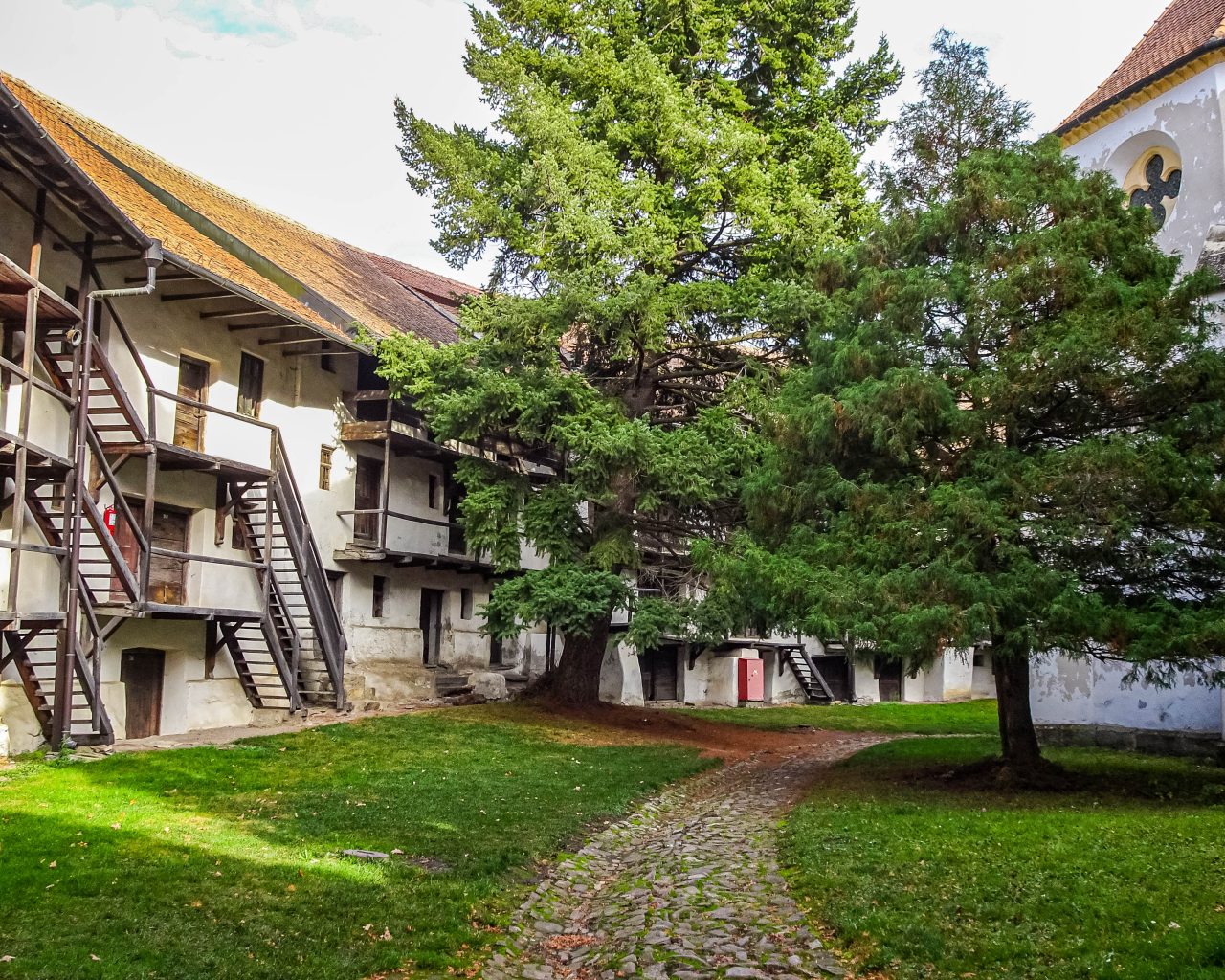 Binnenkant-Prejmer-boom-houten-trappen