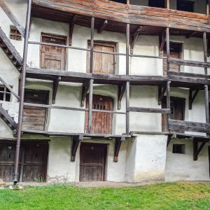 Prejmer-houten-deuren-witte-muur