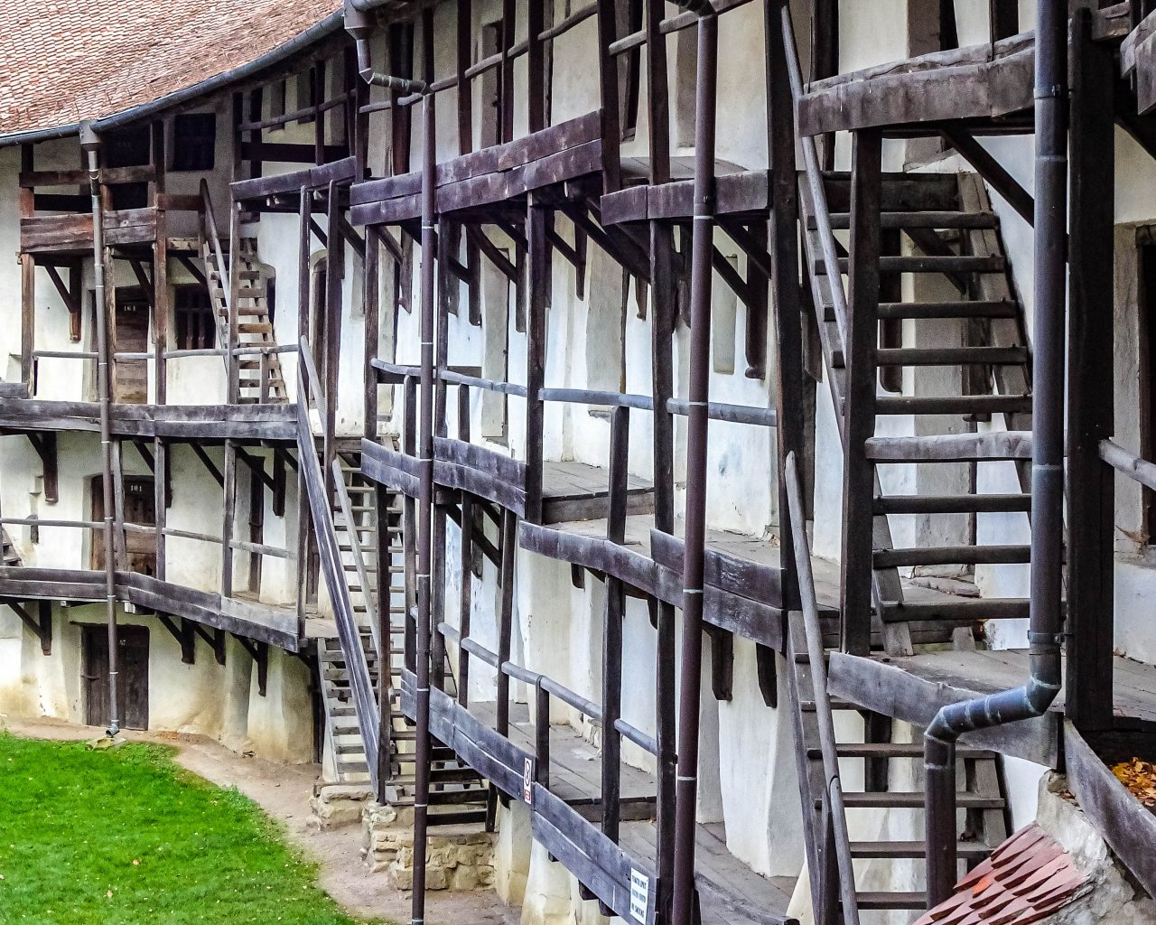 Weerkerk-Prejmer-houten-trappen-en-kamers