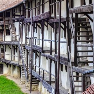 Prejmer-binnenkant-houten-trappen