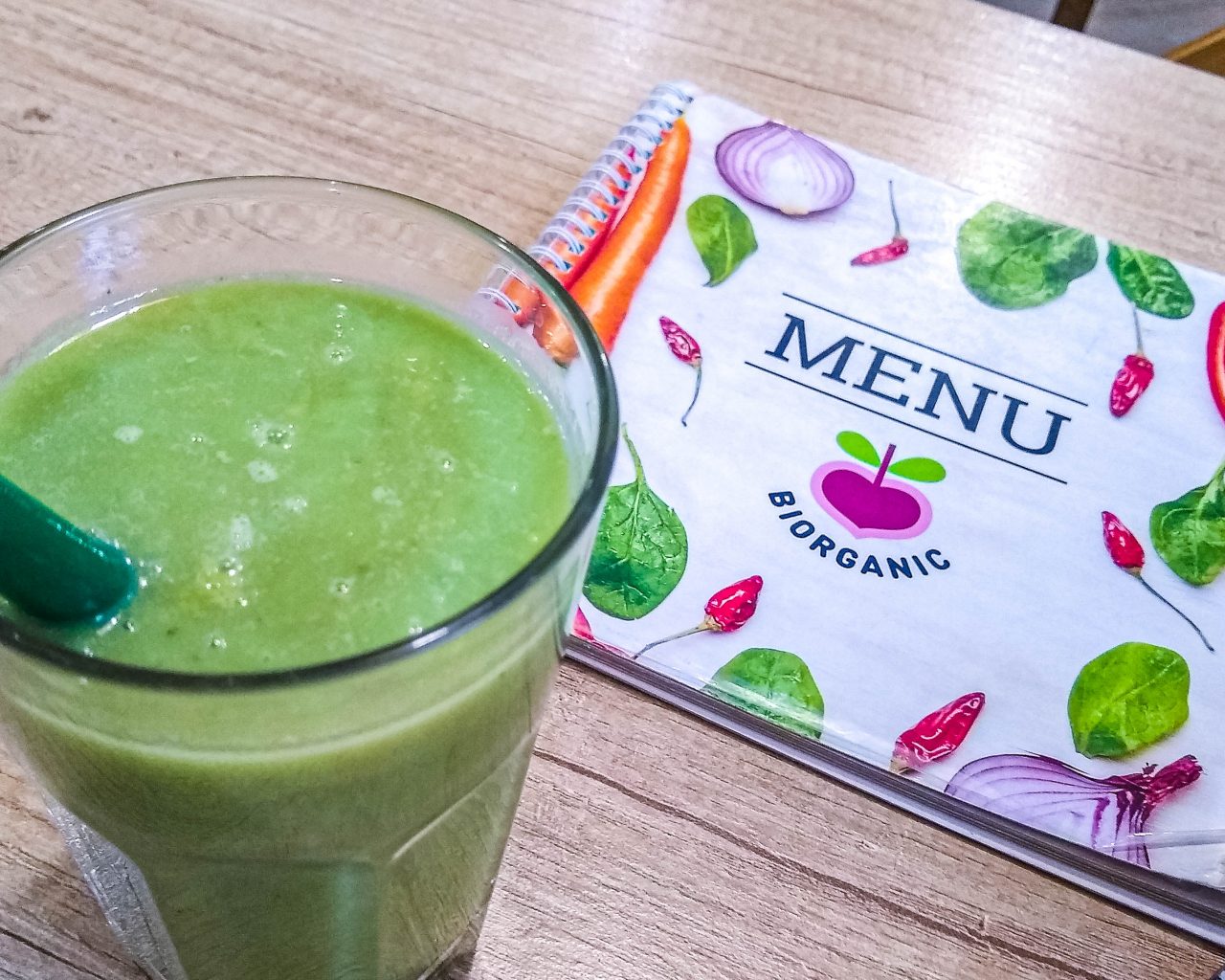 groene-smoothie-met-menukaart-raw-biorganic-chisinau