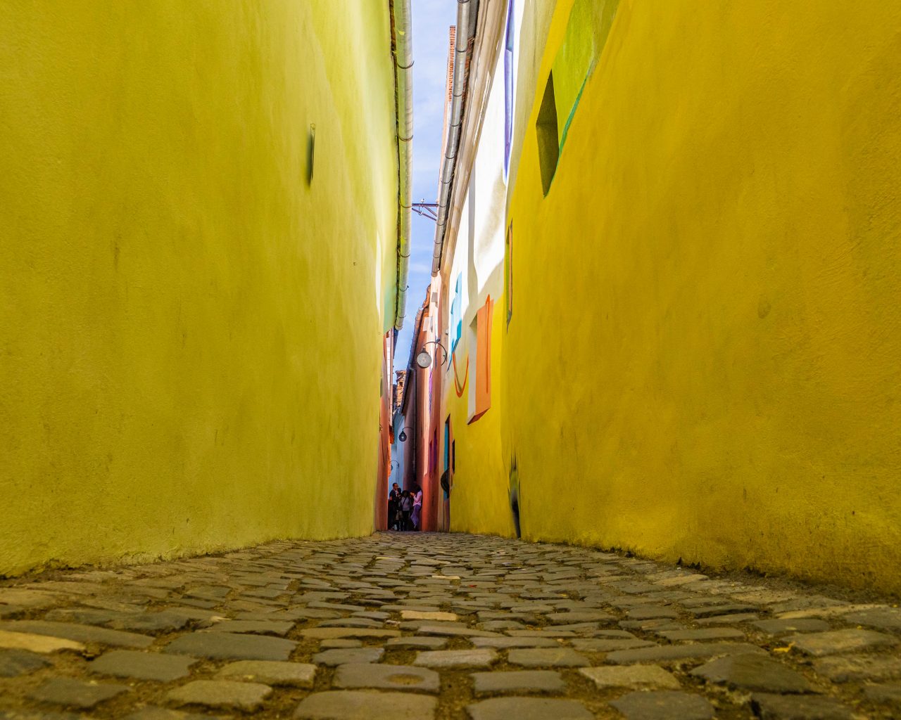 Smal-straatje-Brasov-met-gele-muren