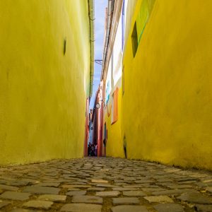 Smal-straatje-Brasov-met-gele-muren