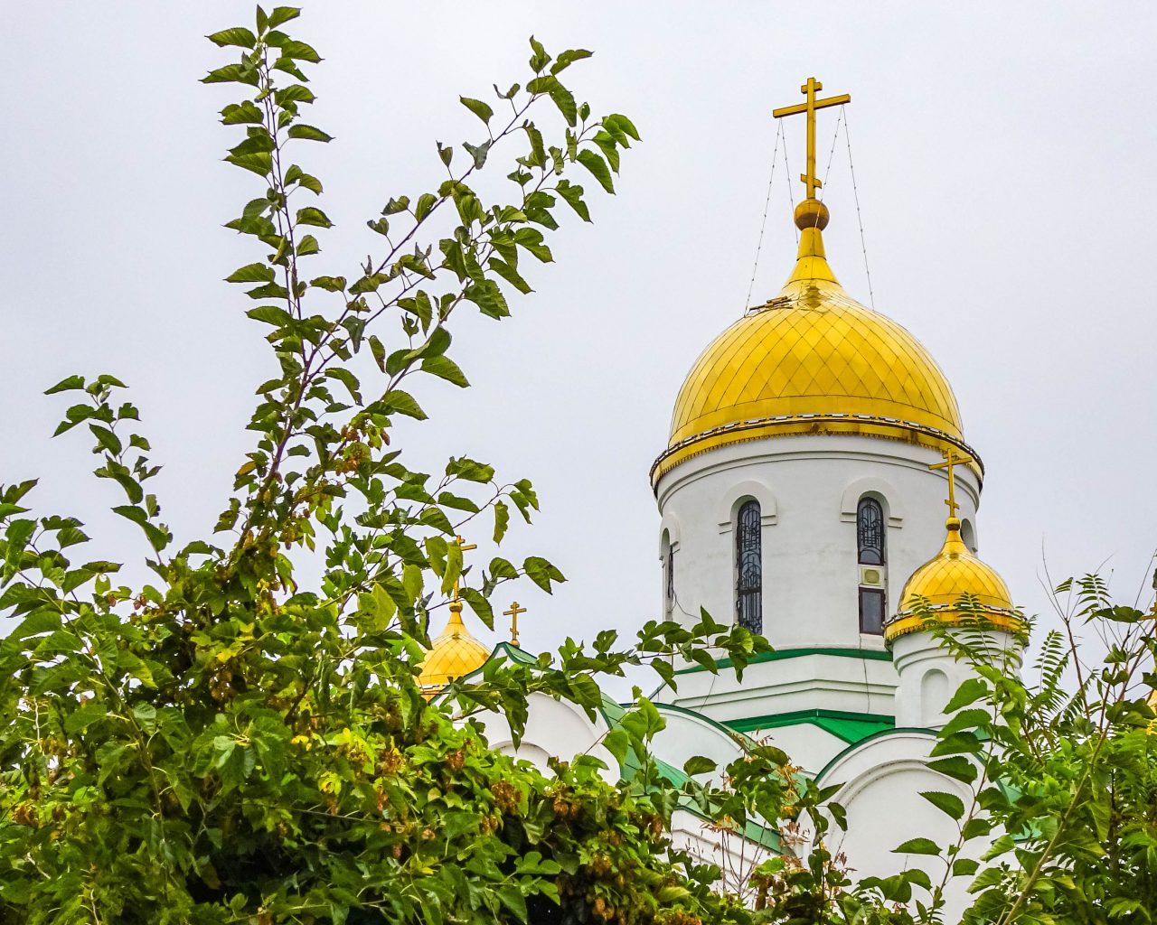 Christmas-Cathedral-in-Tiraspol-tussen-bomen-door