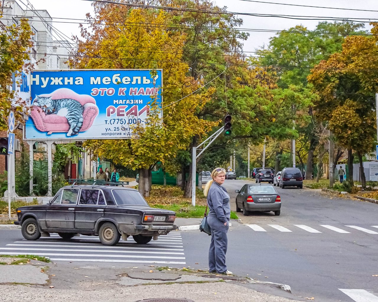 Oude-auto-en-kijkende-vrouw-Tiraspol
