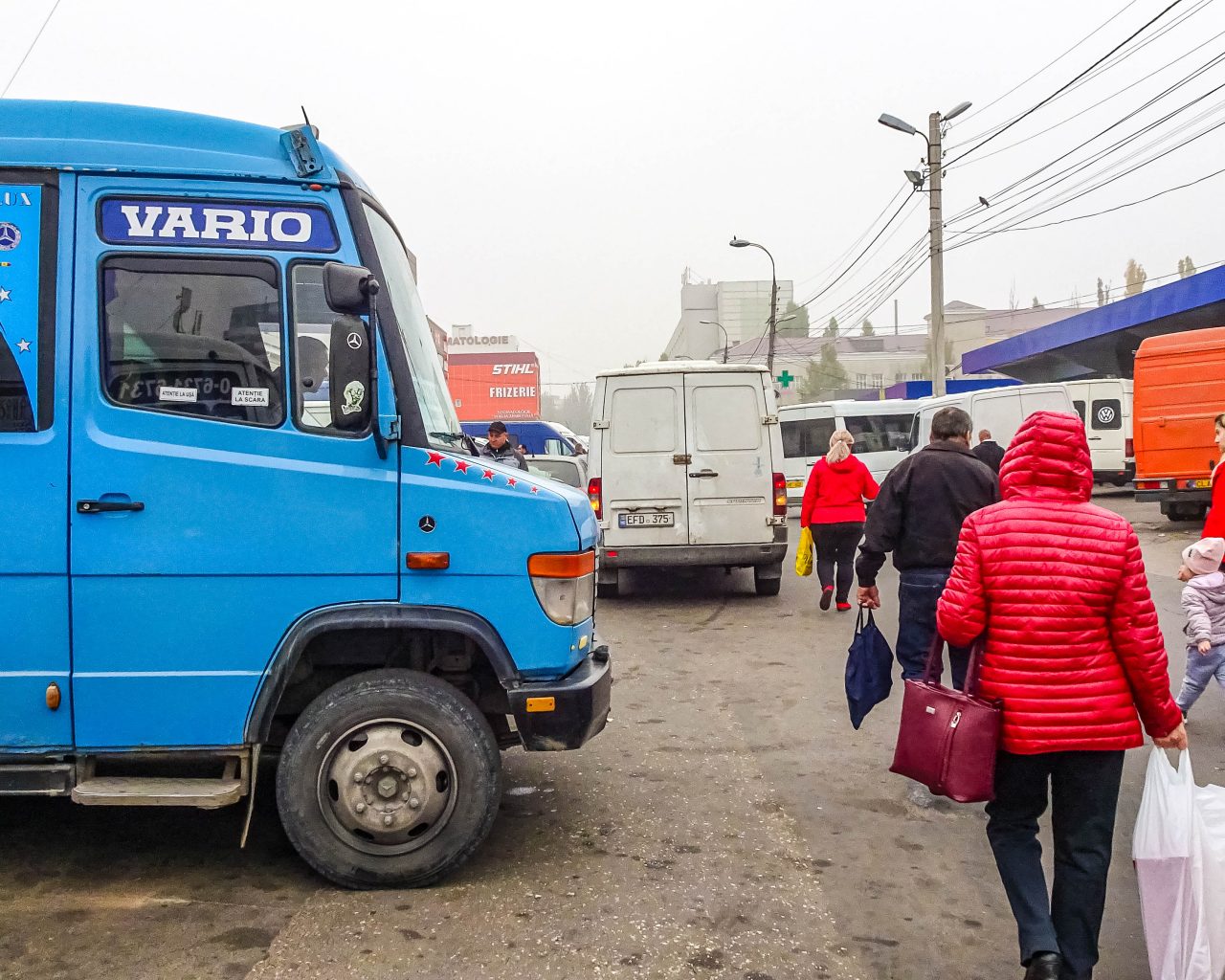 blauwe-bus-voorbijgaande-mensen-chisinau