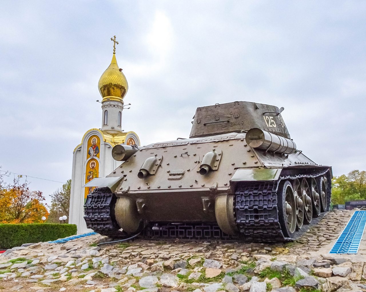 Tank-monument-met-kerk-achtergrond