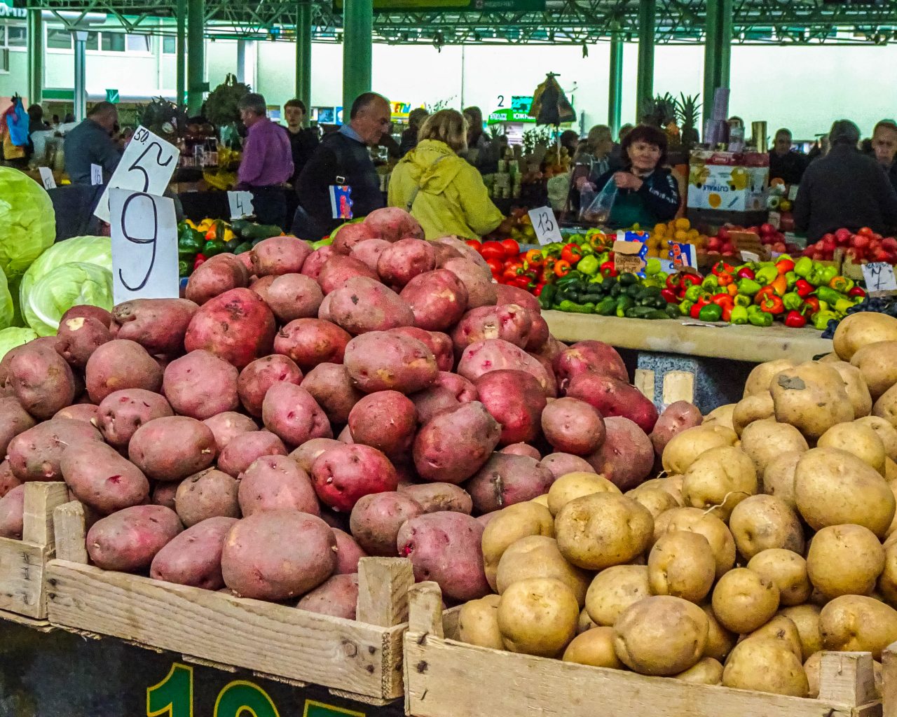 Verschillende-soorten-aardappelen-markt-Tiraspol