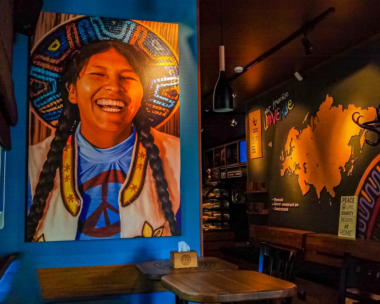 Vrolijke-vrouw-foto-op-muur-Tucano-Coffee