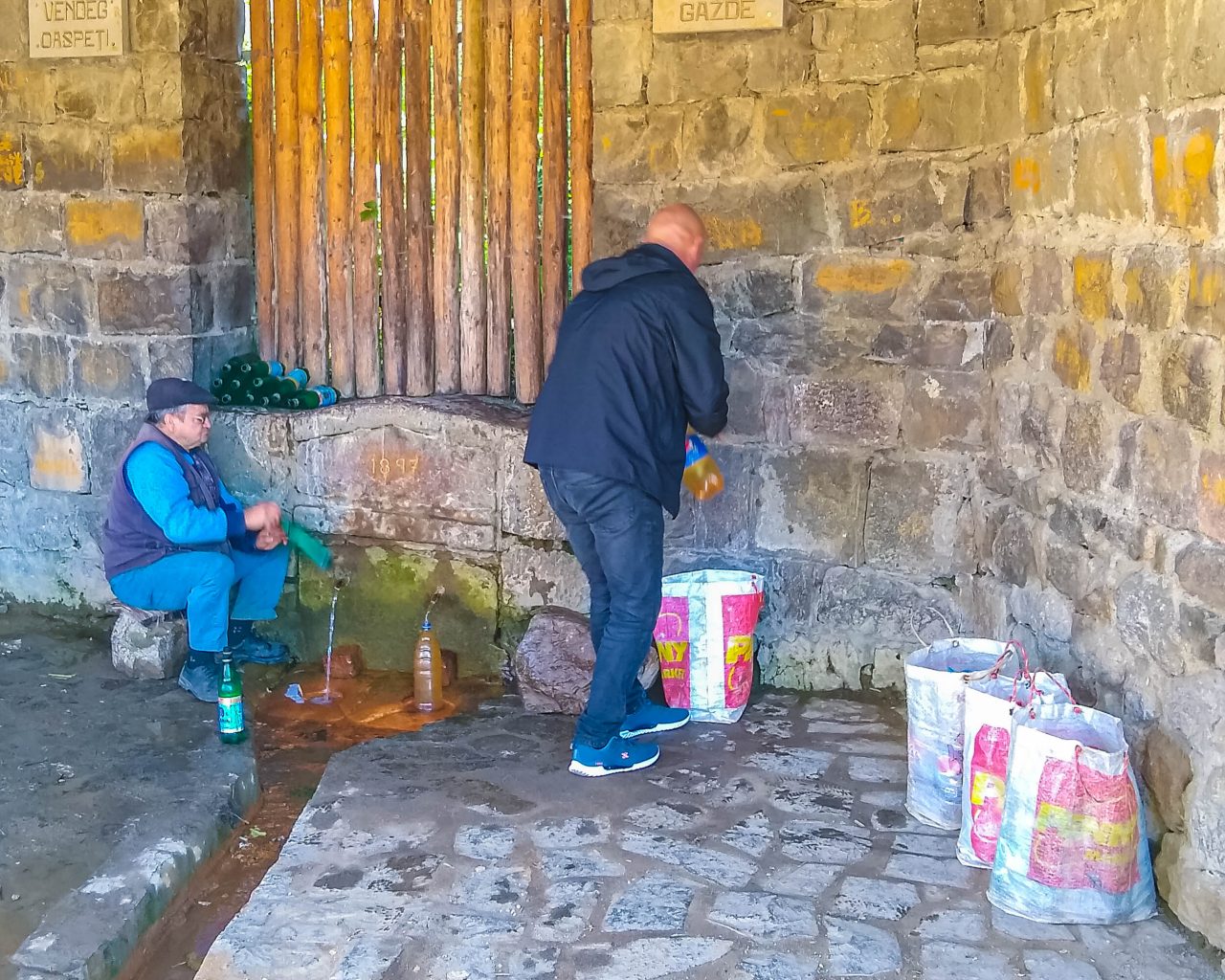 Mensen-vullen-flessen-mineraalwater