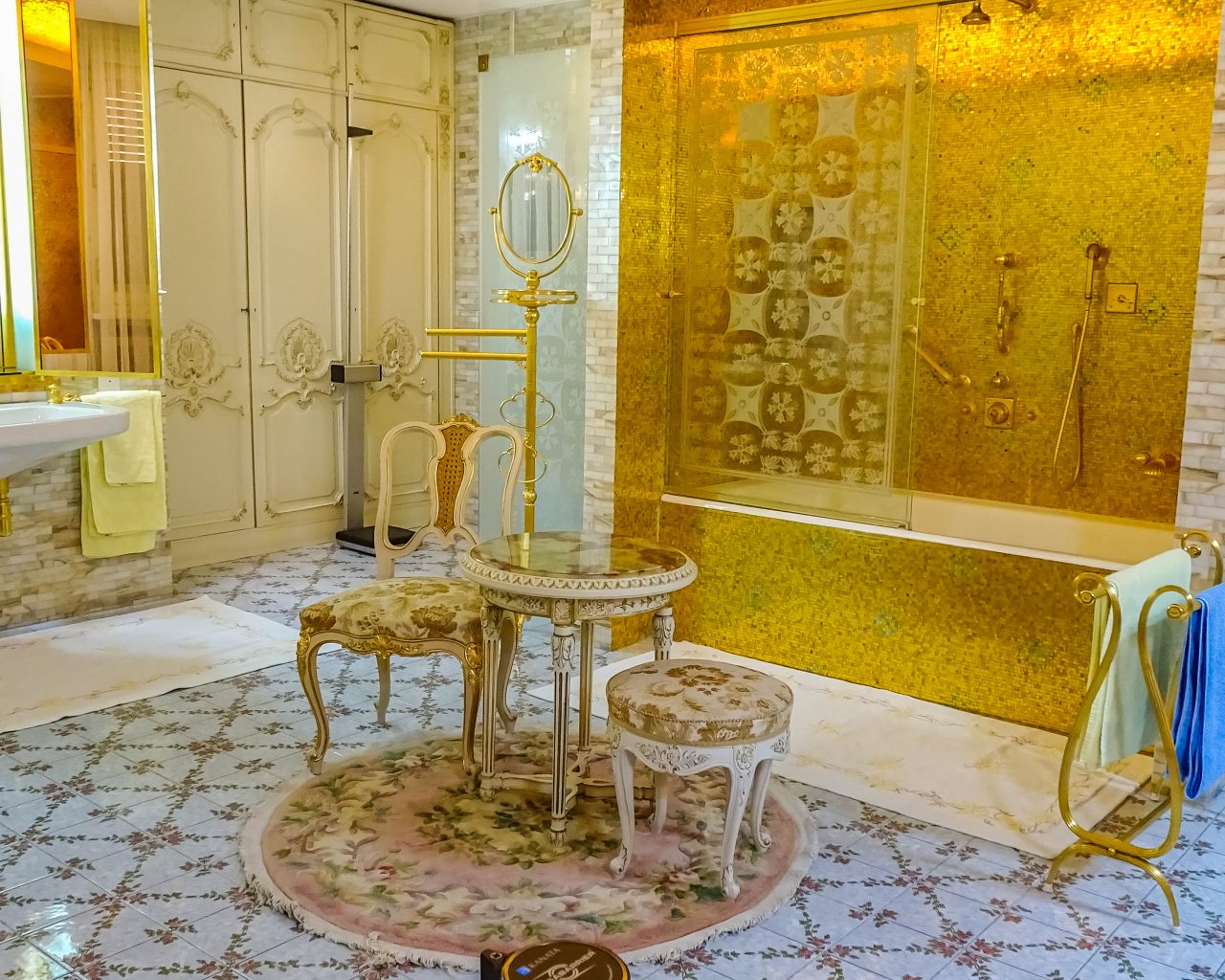 Casa-Ceaușescu-gouden-badkamer-met-tafel-en-stoeltjes