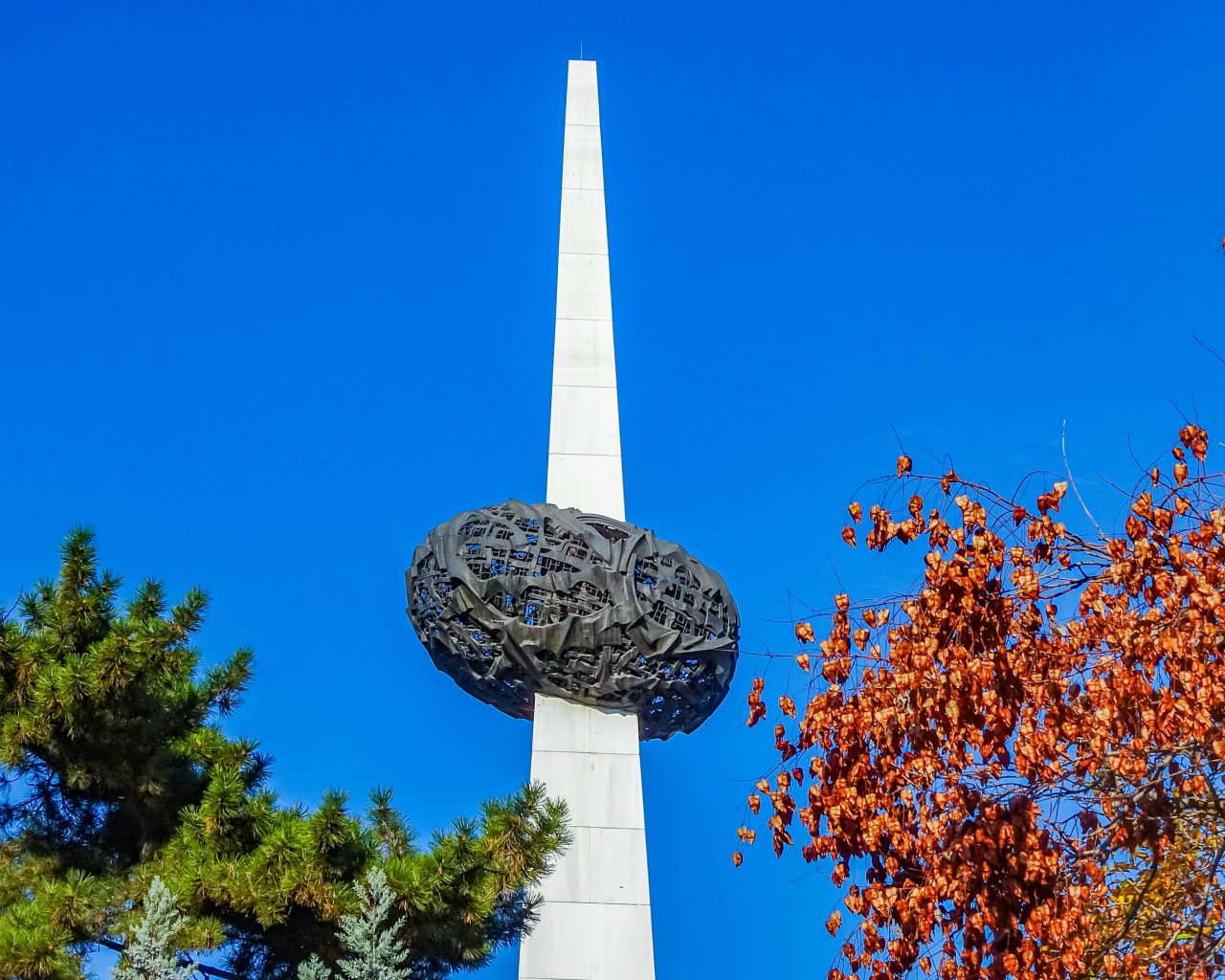 Monument-victims-revolution-Boekarest
