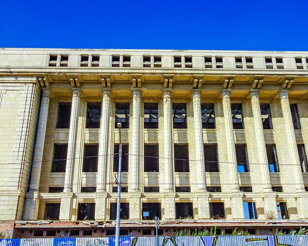 Vervallen-gebouw-tijdens-Communist-Tour-Boekarest