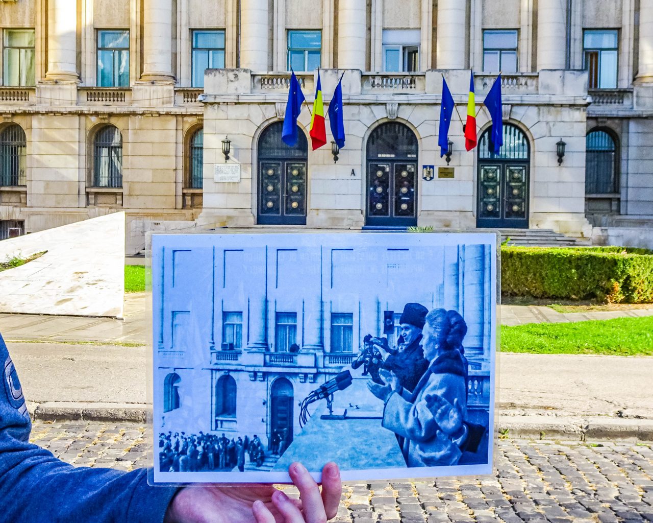 Historische-foto-met-Ceaușescu-balkon-op-achtergrond