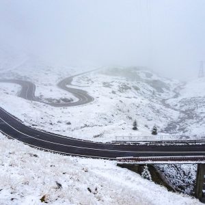 Transfagarasan-Road-met-sneeuw-en-mist