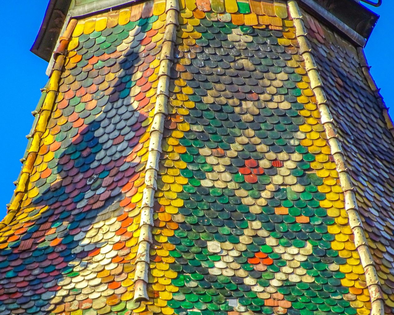Kleurrijke-details-toren-sighisoara-roemenie