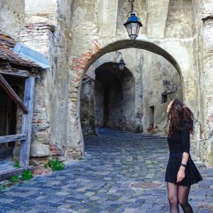 Jessica-voor-stadspoort-citadel-Sighisoara