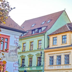 Kleurrijke-huizen-op-plein-citadel-Sighisoara
