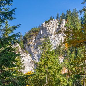 Rotsen-Piatra-Craiului-Roemenie-met-blauwe-lucht