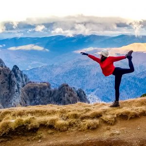Yogapose-op-berg-Bucegi-NP