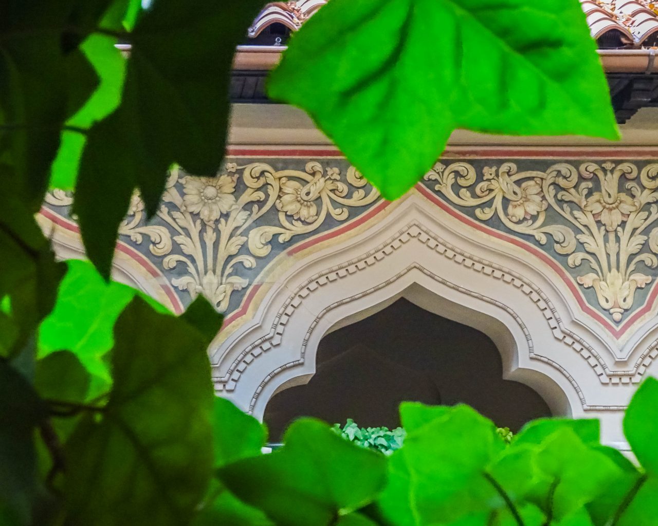 Stravropoleos-klooster-doorkijk-door-bladeren