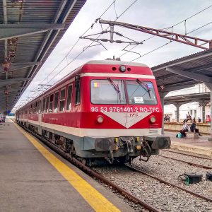 Trein-op-treinstation-Roemenie
