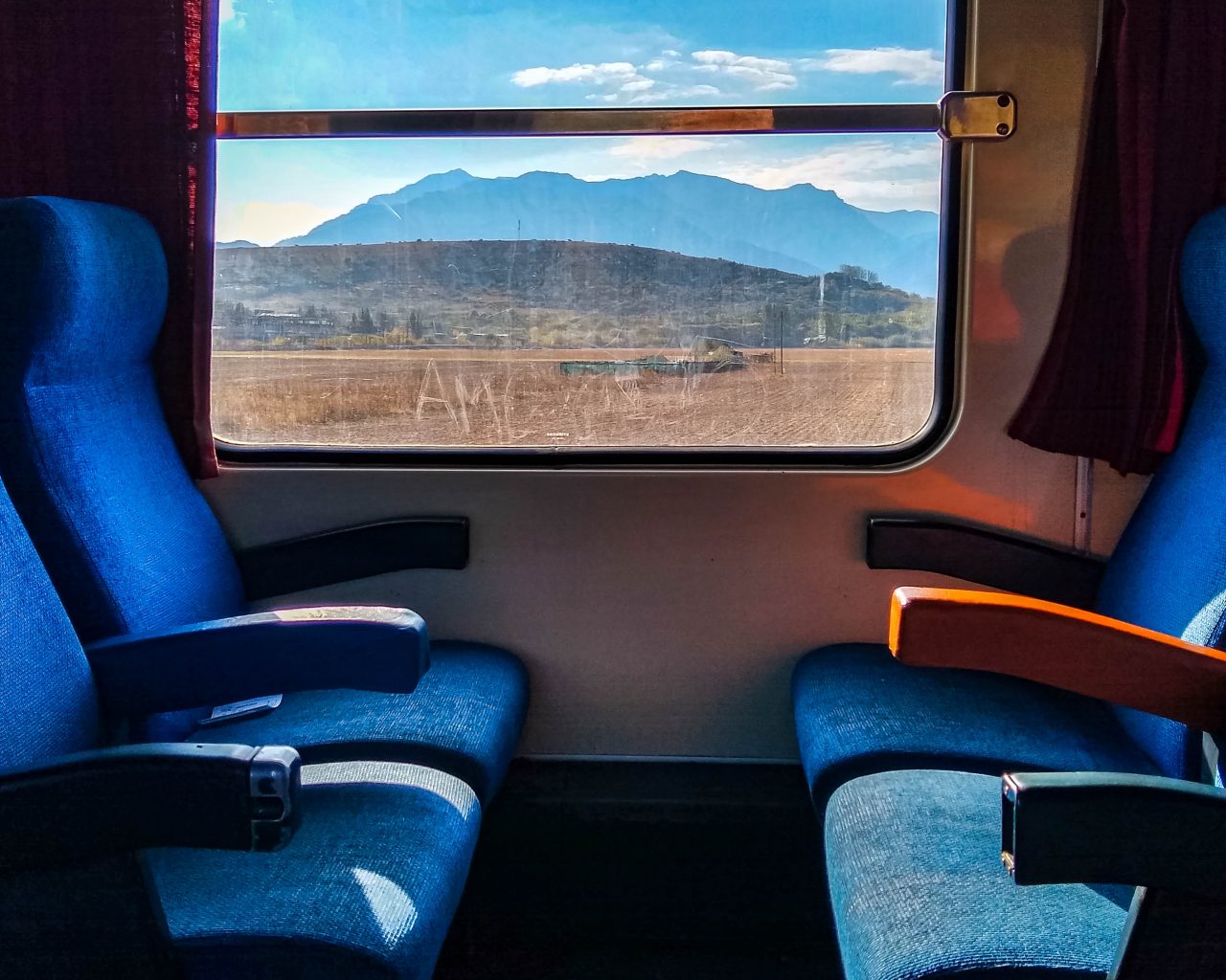 binnenkant-trein-met-uitzicht-naar-buiten-Roemenie