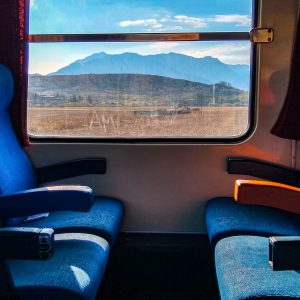 binnenkant-trein-met-uitzicht-naar-buiten-Roemenie