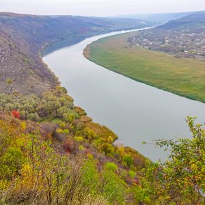 Uitzicht-over-rivier-vanaf-Tipova