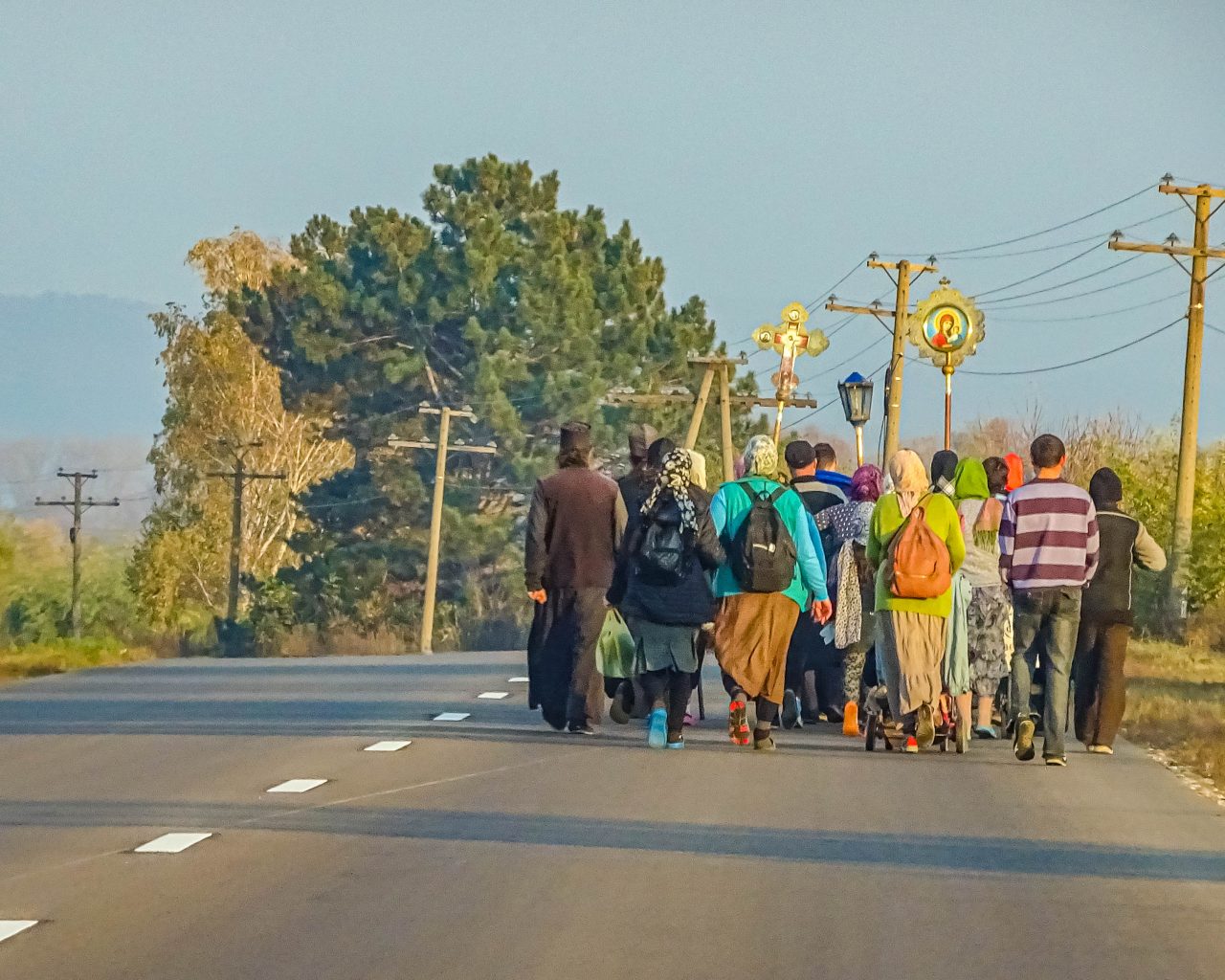 Religieuze-groep-mensen-op-autoweg