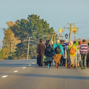 Religieuze-groep-mensen-op-autoweg