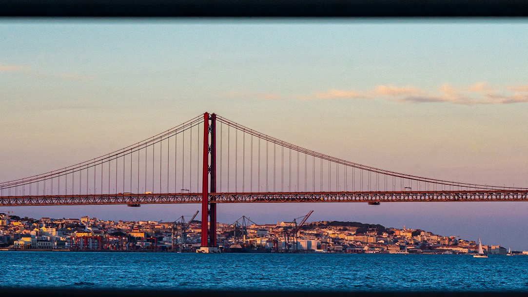 Ponte-de-25-abril-brug-Lissabon-vanaf-Belem