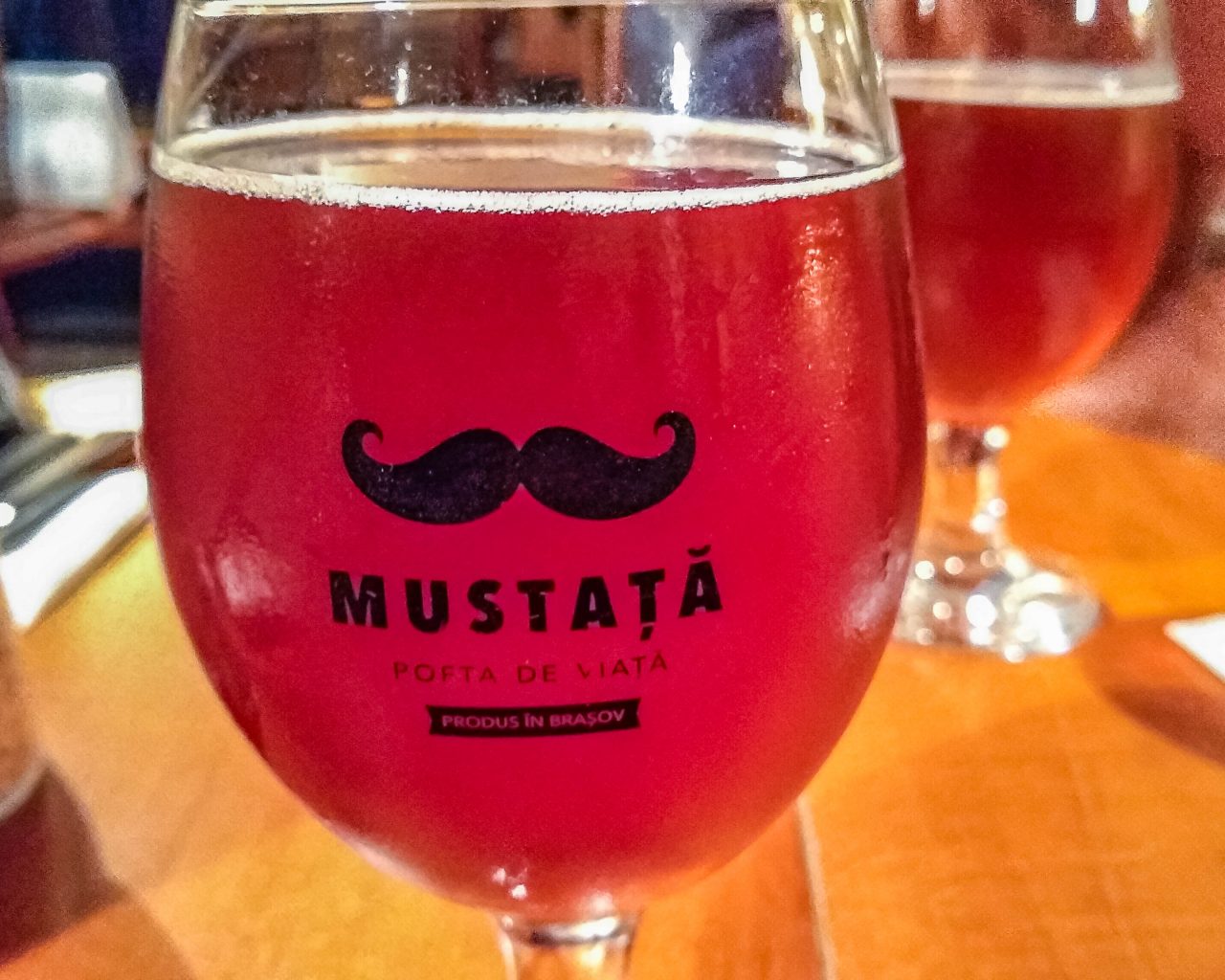 Mustata-glas-bier-in-restaurant