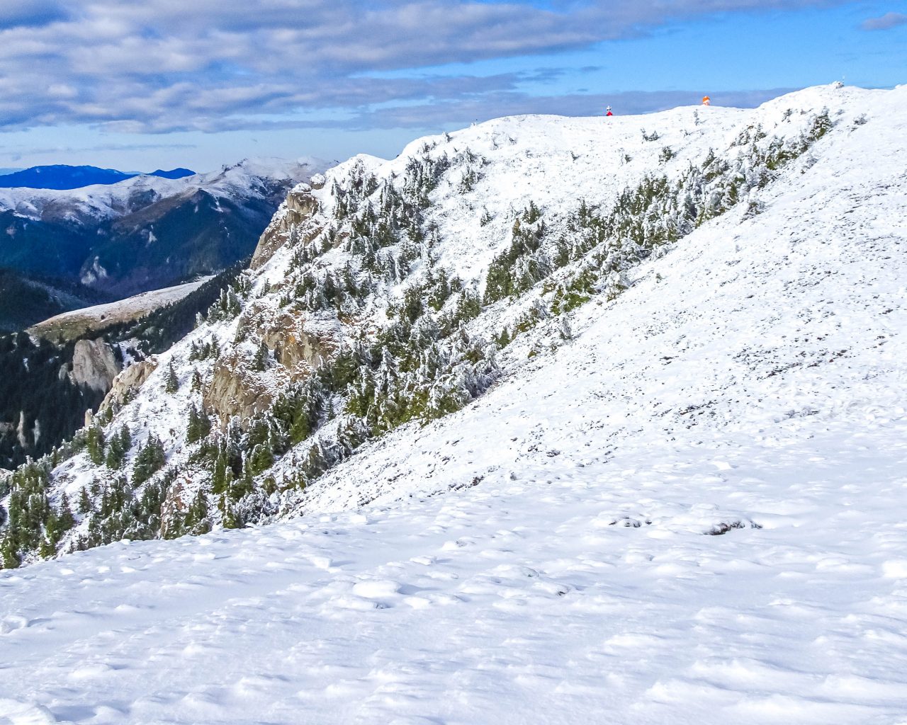 Varful-Zaganu-rode-berg-top-met-sneeuw