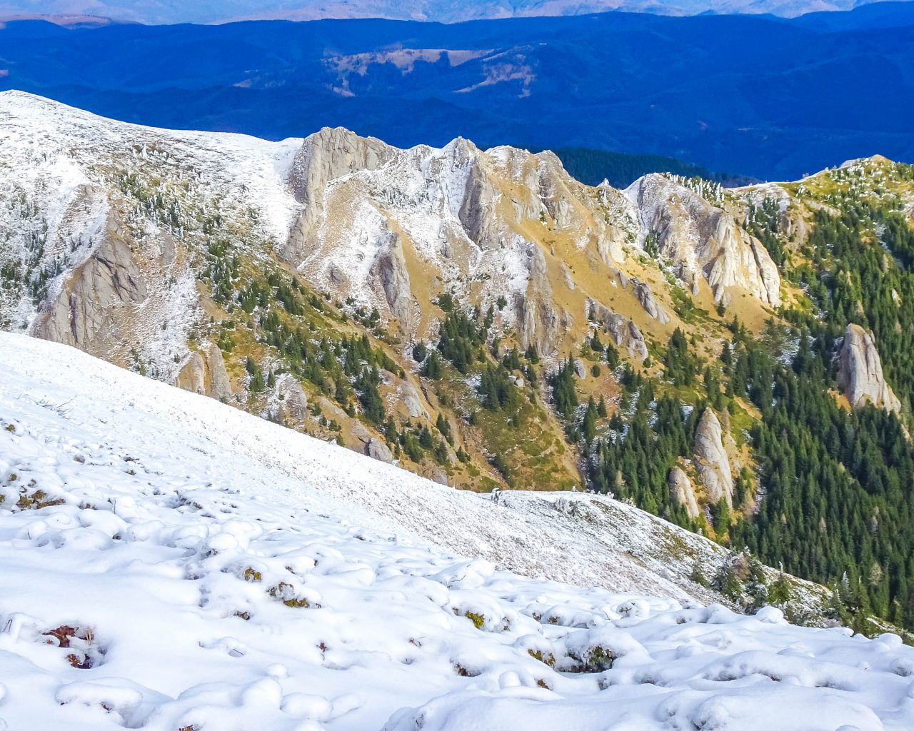 Rode-berg-Ciucas-met-sneeuw
