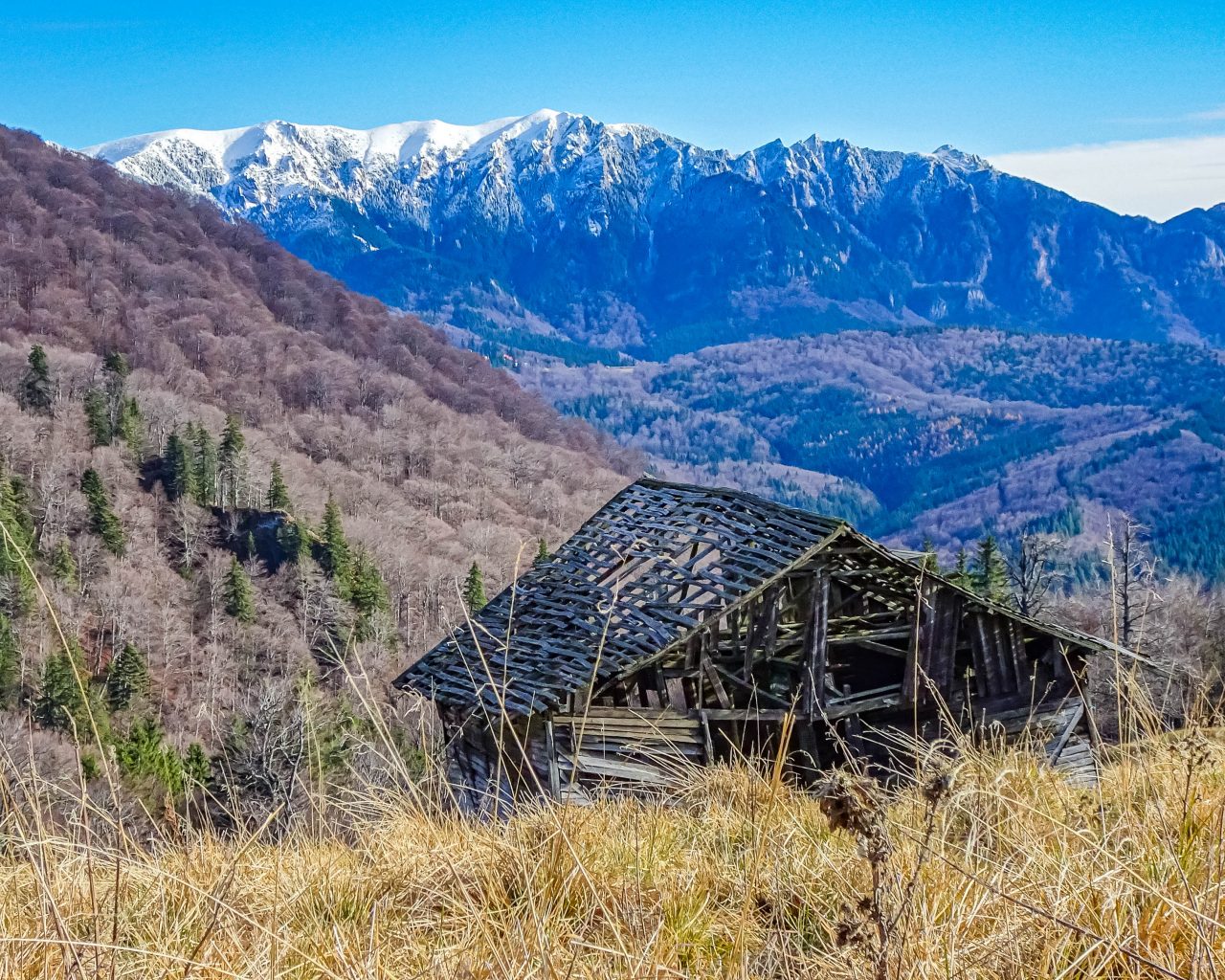 Ciucas-met-uitzicht-op-Rode-Berg-en-verlaten-hutje