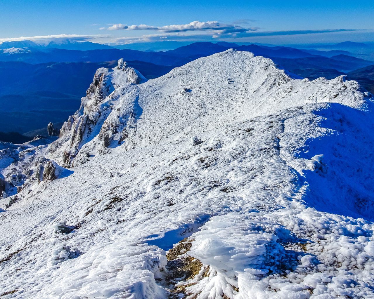 Varful-Ciucas-uitzicht-over-besneeuwde-bergrug