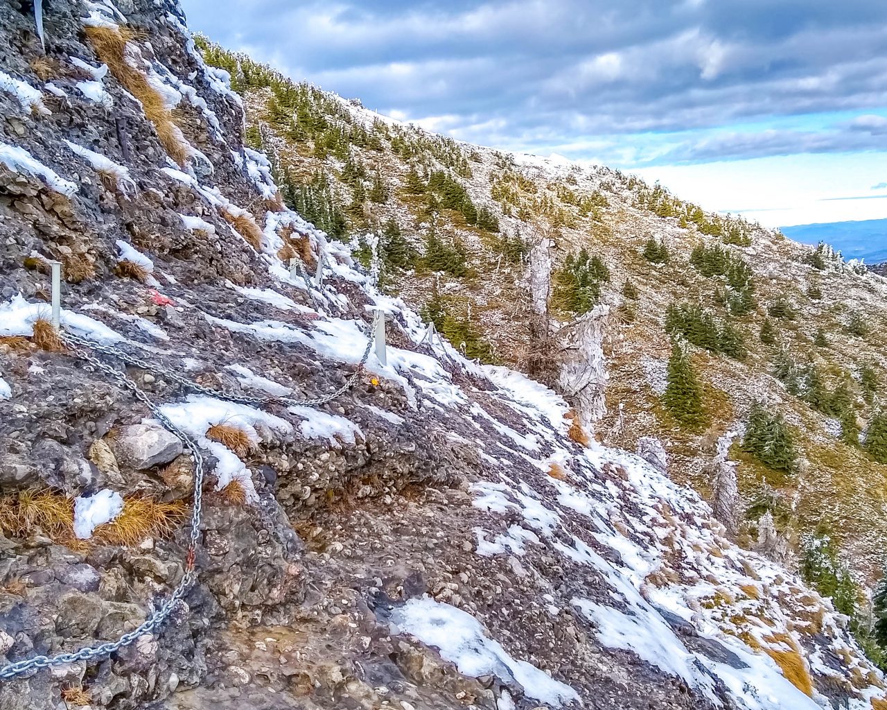 Kabels-langs-rode-berg-wandelpad