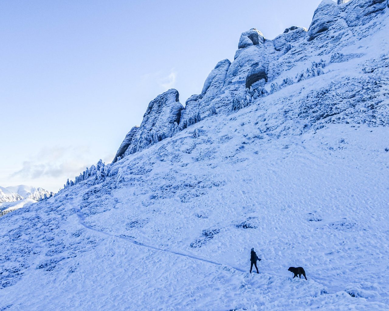 Emma-met-hond-wandelend-in-sneeuw-Ciucas