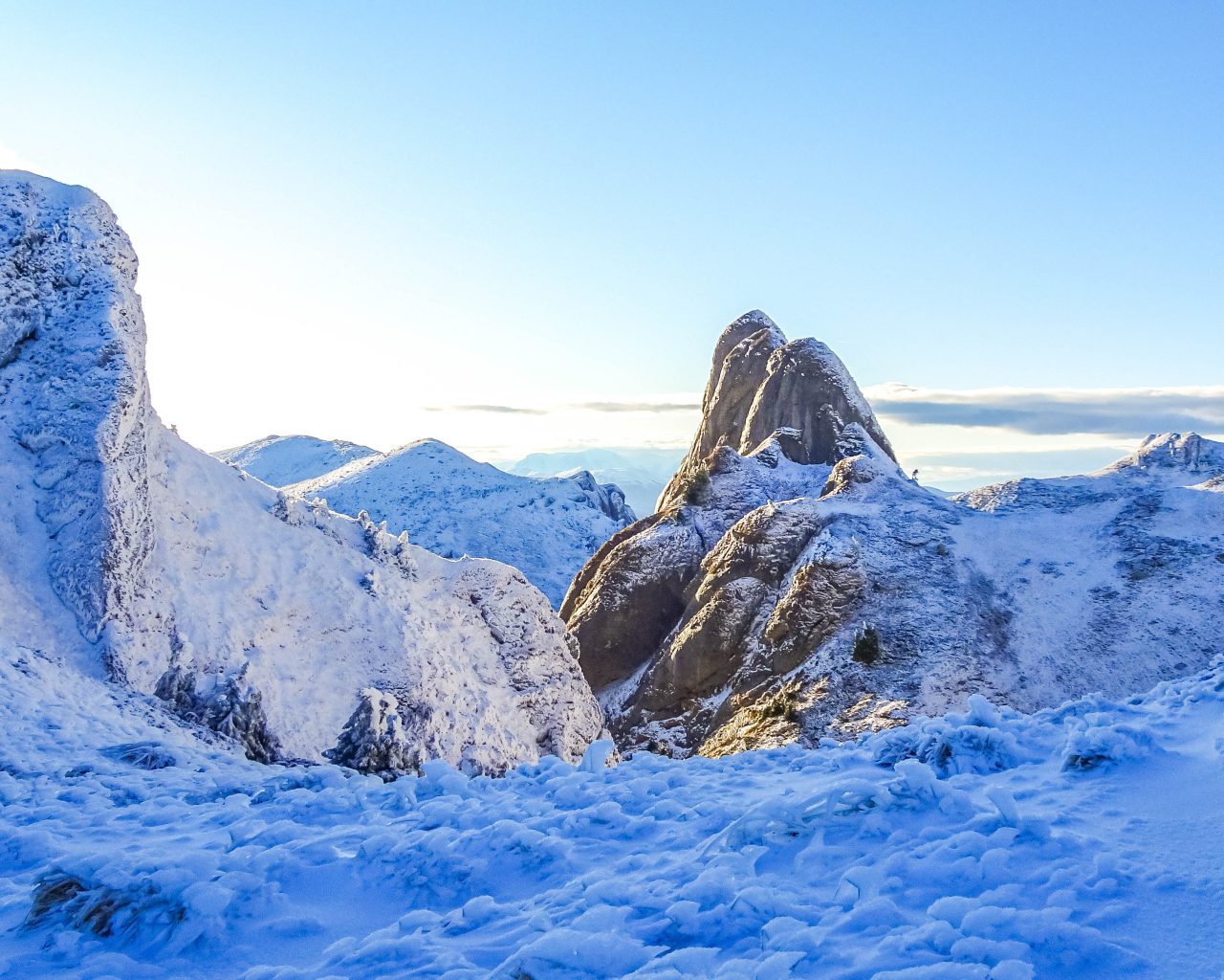 Sneeuw-in-bergen-van-Ciucas-in-Roemenie