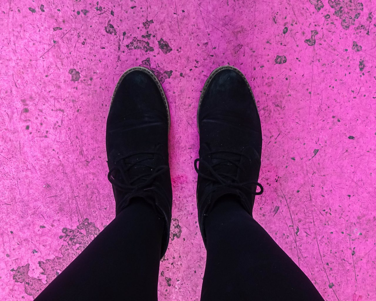 Pink-Street-Lissabon-met-zwarte-schoenen