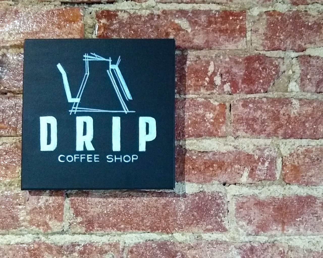 Drip-coffeeshop-Boekarest-logo-aan-muur