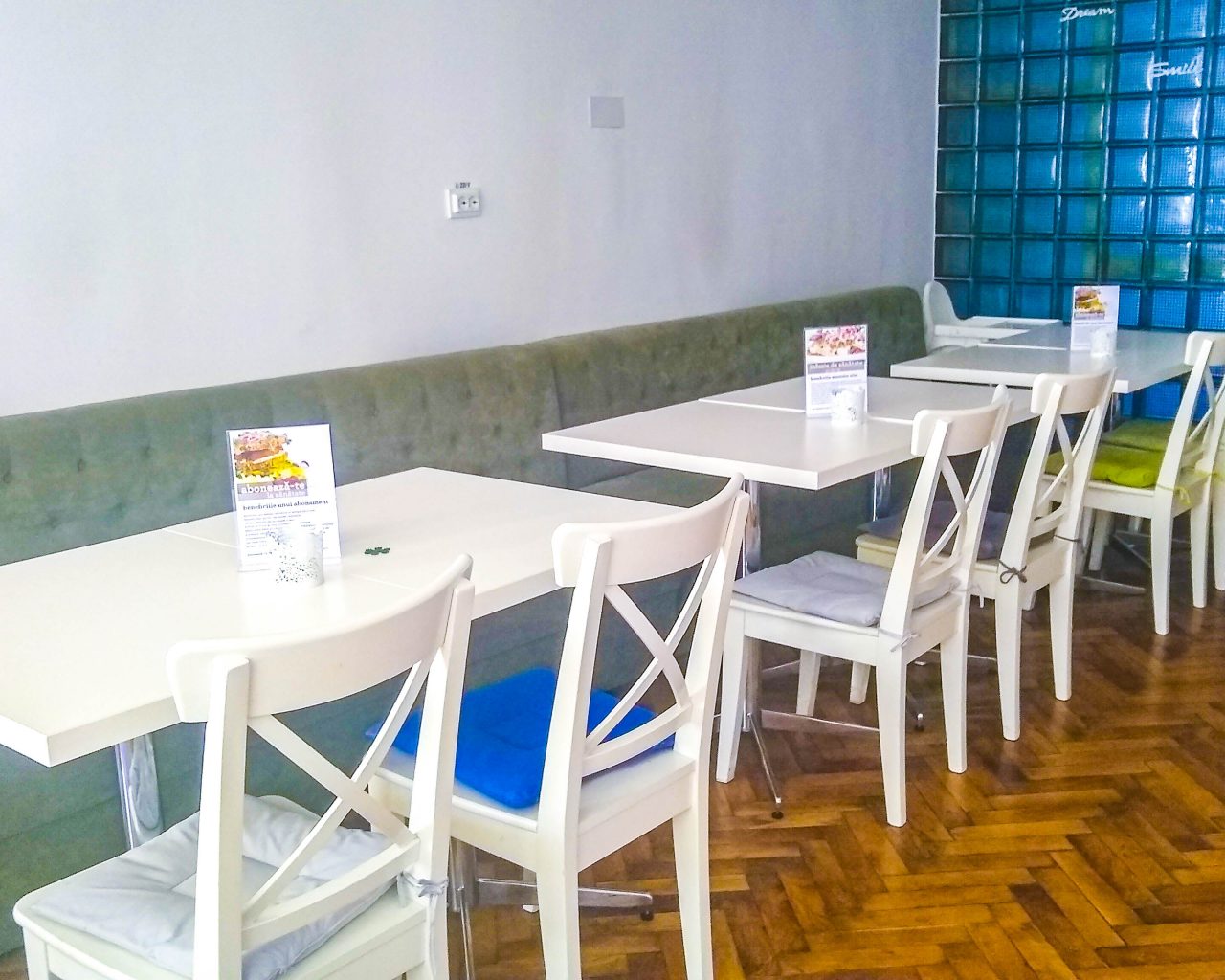 Restaurant-binnen-Rawdia-Brasov-tafels