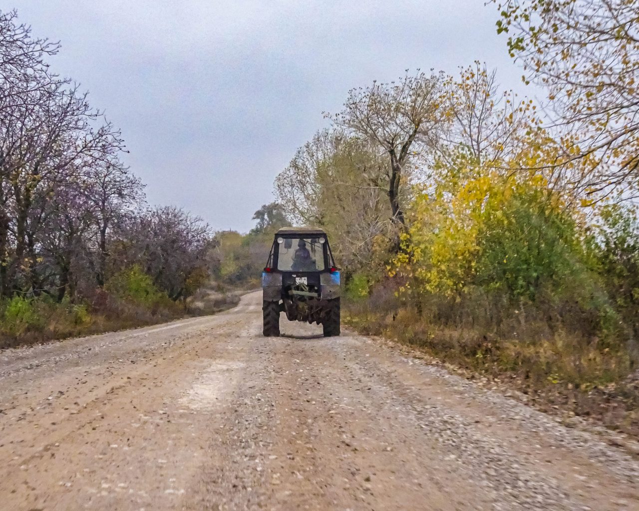 Tractor-op-simpele-weg-Moldavië