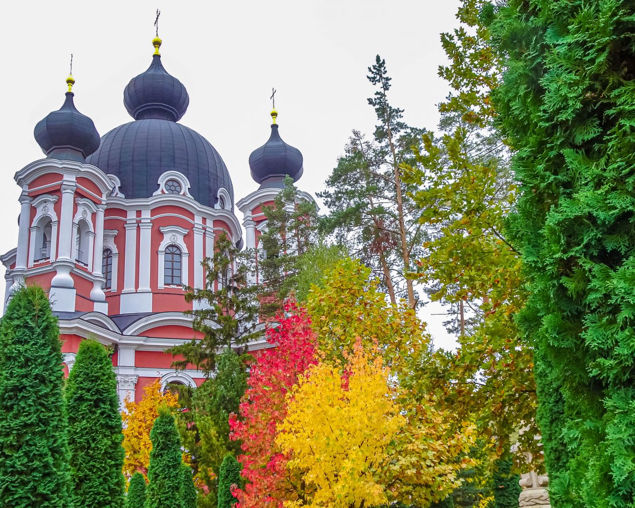 Klooster-met-herfstkleuren-moldavië