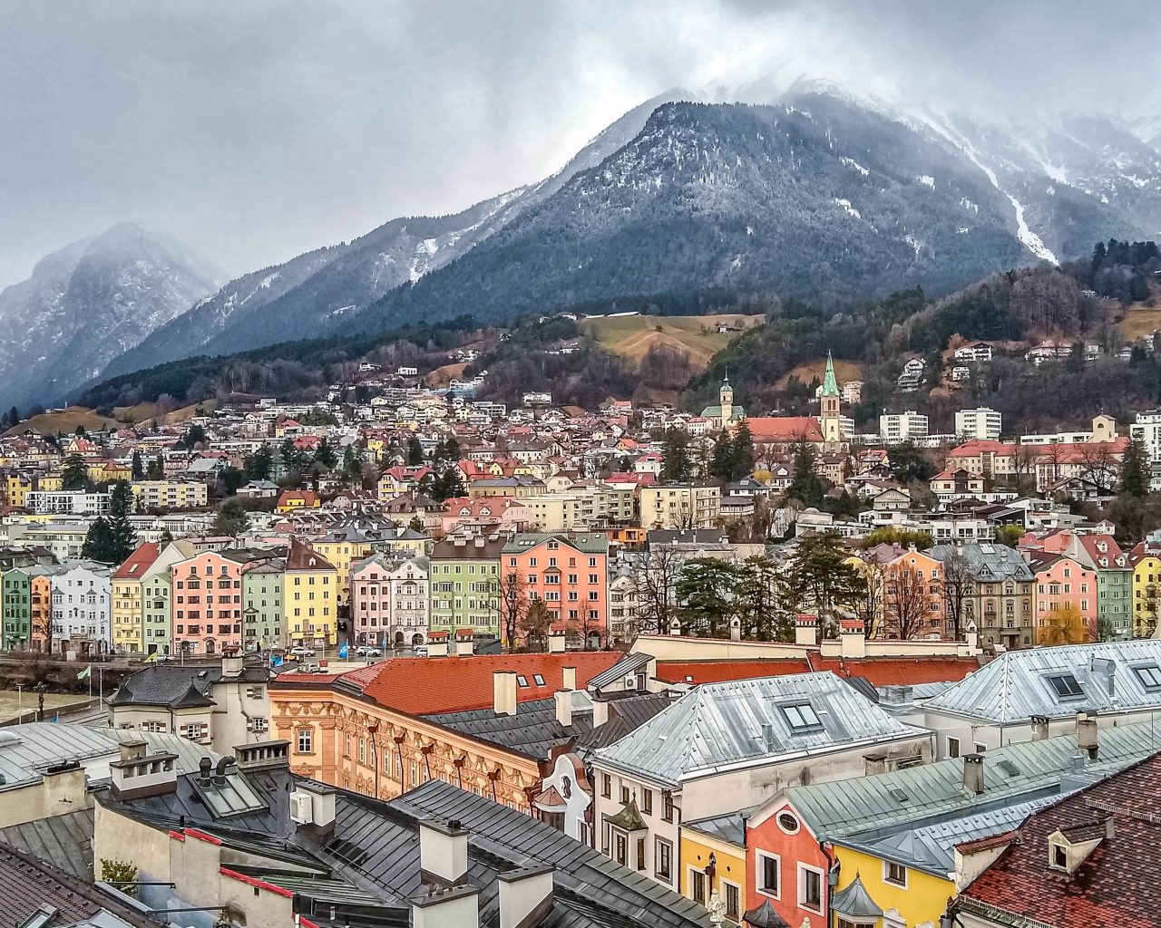 Uitzicht-vanaf-toren-Innsbruck-op-stad-en-bergen