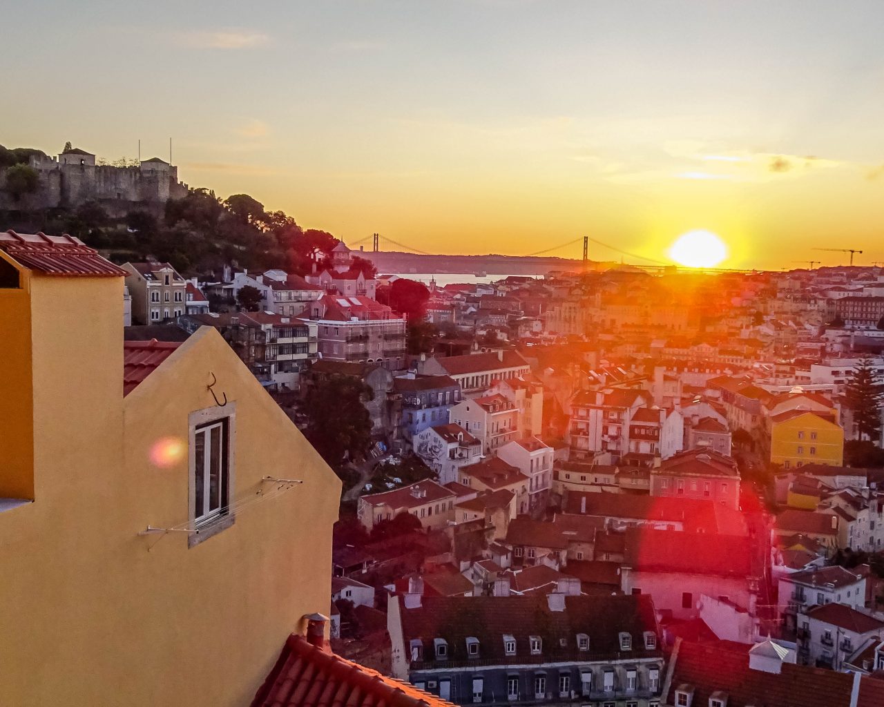 Miradouro-Graca-uitzicht-zonsondergang-kasteel-stad