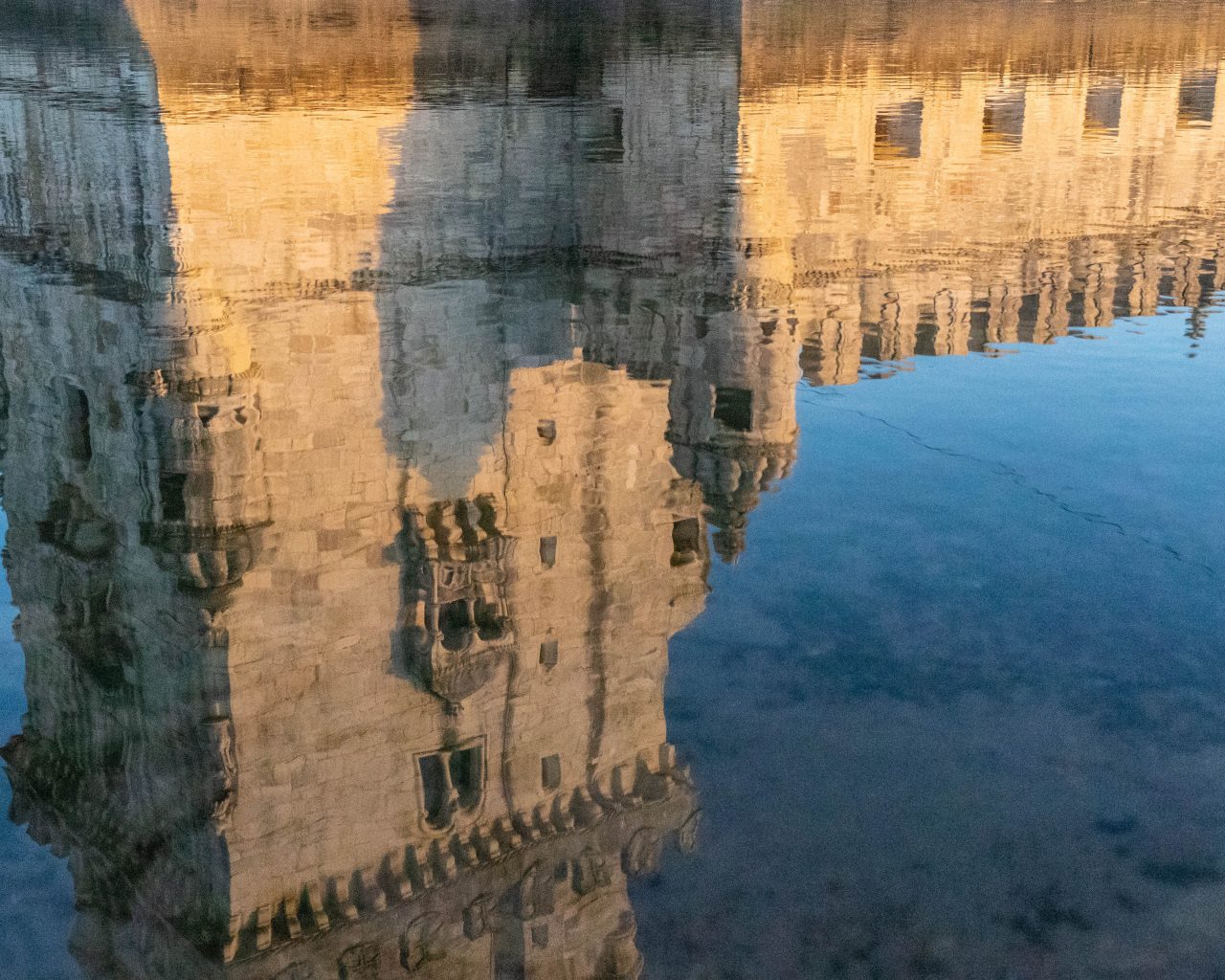 Weerspiegeling-Torre-Belem-in-water-Lissabon