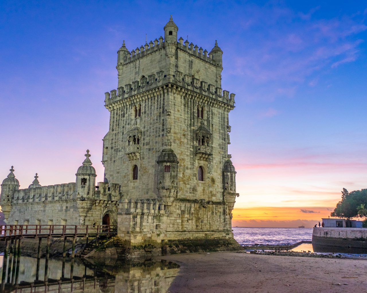 Zonsondergang-bij-Torre-Belem