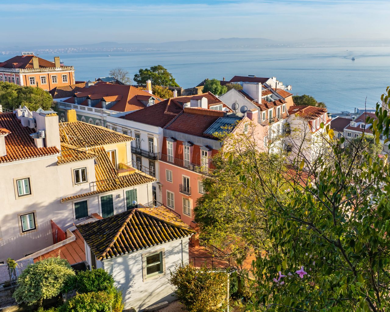 Uitzicht-over-Alfama-vanaf-kasteel-Lissabon